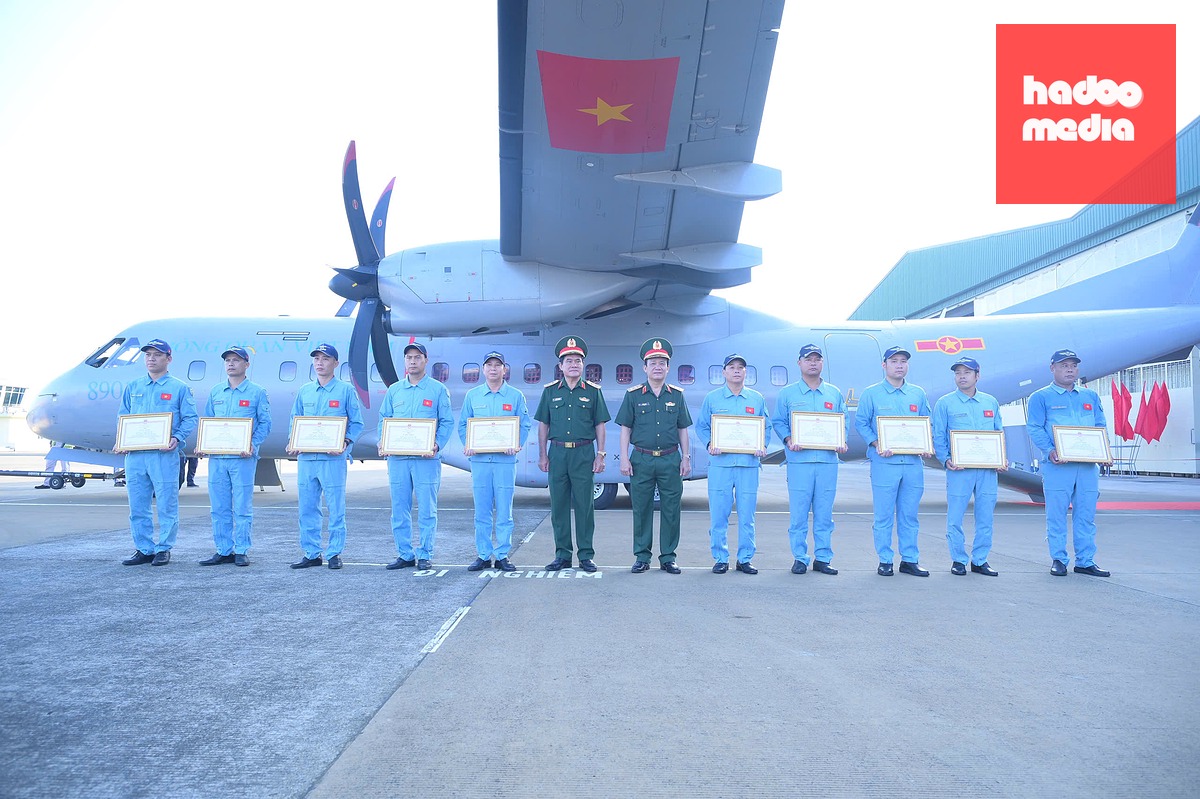 Lãnh đạo Quân khu 9 khen thưởng tổ bay thực hiện thành công chuyến bay - Ảnh: QK 9