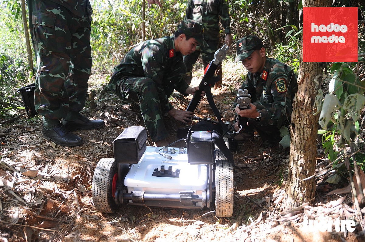 Ra đa xuyên đất dò tìm hài cốt liệt sĩ - Ảnh: BÁ DŨNG