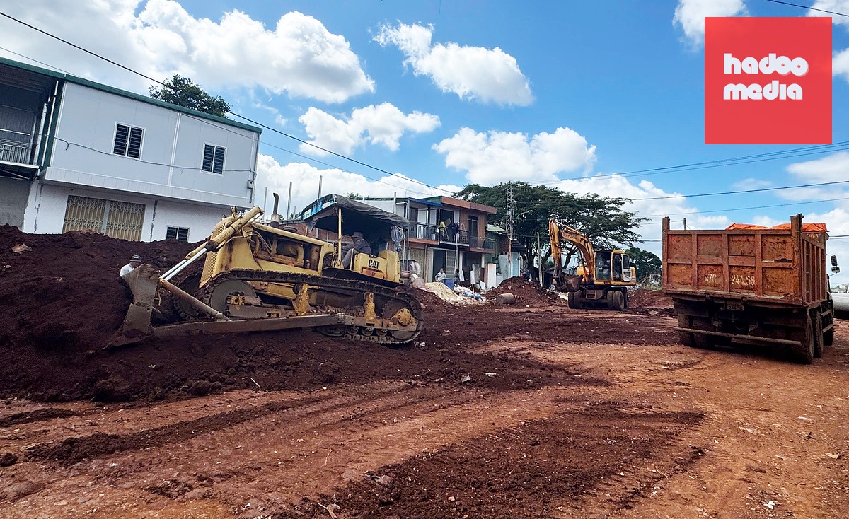 Công trường thi công dự án đường Tôn Đức Thắng do Ban Quản lý dự án khu vực Buôn Ma Thuột (Đắk Lắk) làm chủ đầu tư - Ảnh: LÊ TRUNG