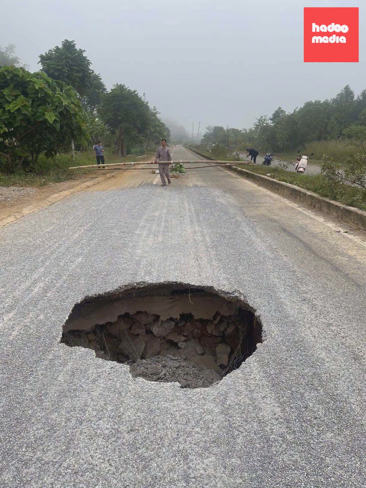 Hố sụt xuất hiện giữa quốc lộ ở Thái Nguyên. Ảnh: UBND xã Na Rì