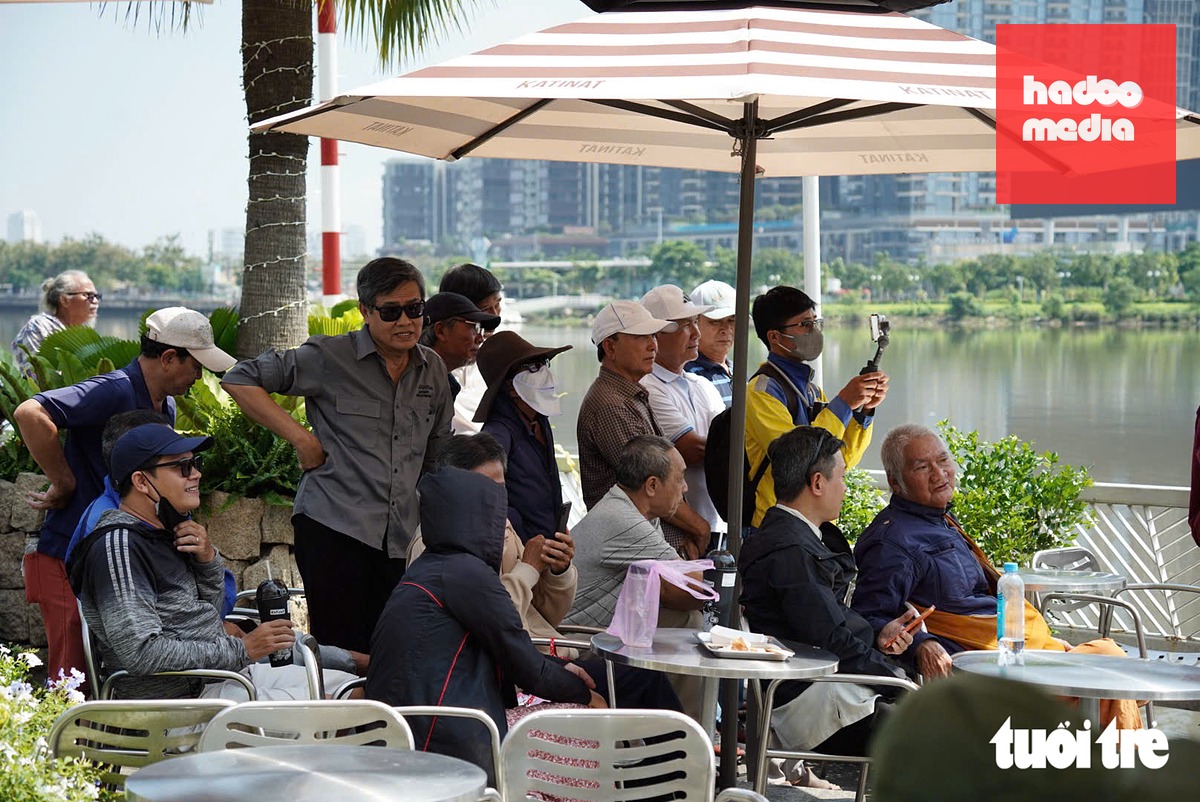 Quán cà phê tại bến Bạch Đằng có rất đông người dân đến, nhìn về phía hợp long cầu - Ảnh: HỮU DUY