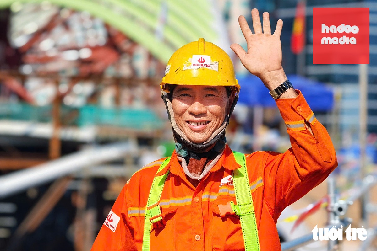 Ông Bùi Quang Nghĩa, công nhân tham gia thi công cầu đi bộ, bày tỏ vui mừng khi cầu đi bộ qua sông Sài Gòn chính thức hợp long - Ảnh: NGỌC KHẢI