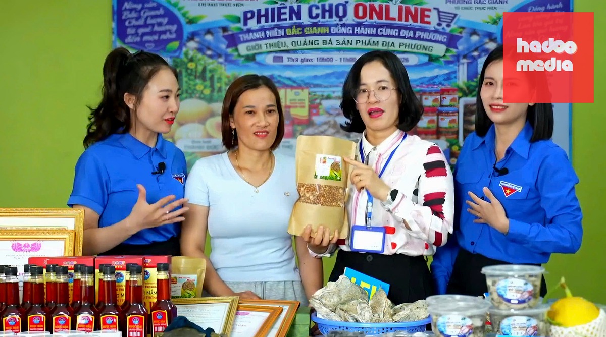 Bí thư phường Bắc Gianh Đinh Thị Ngọc Lan (thứ 2 từ phải qua) livestream bán nông sản của người dân địa phương sản xuất - Ảnh: QUỐC NAM