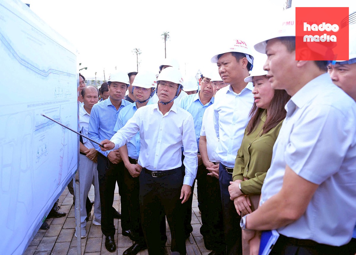 Phó bí thư thường trực Thành ủy Hà Nội Nguyễn Trọng Đông kiểm tra tiến độ dự án mở rộng đường 70 trong ngày 21-10 - Ảnh: PHẠM HÙNG