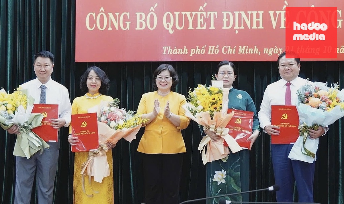Phó bí thư Thành ủy TP HCM Văn Thị Bạch Tuyết trao quyết định cho các cá nhân từ phải qua: ông Lê Văn Thịnh, bà Trần Minh Xuân, bà Mai Thị Hồng Hoa và ông Nguyễn Ngọc Văn, chiều 21/10. Ảnh: An Phương
