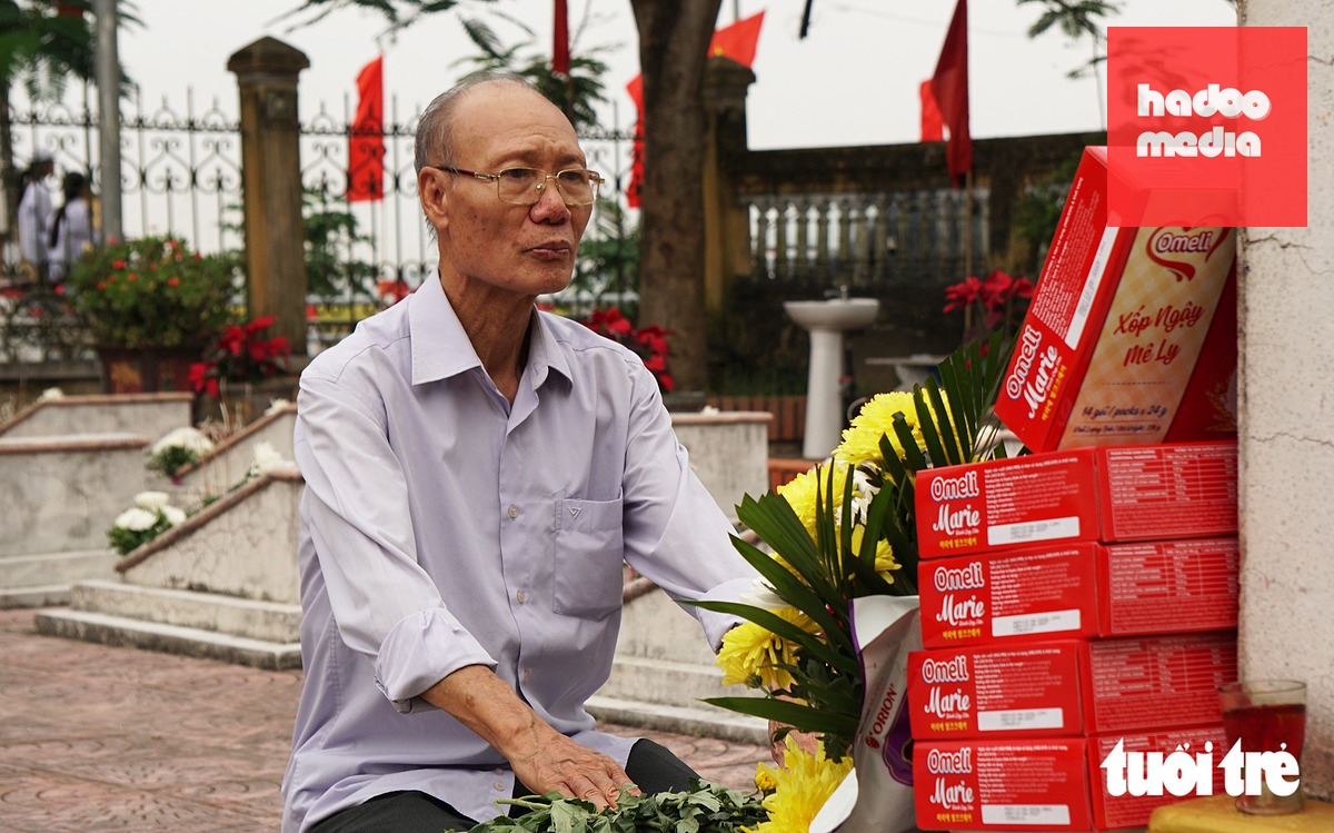 Ông Phạm Văn Phòng (77 tuổi) lặng người bên mộ phần cô giáo Xuân - Ảnh: TIẾN THẮNG