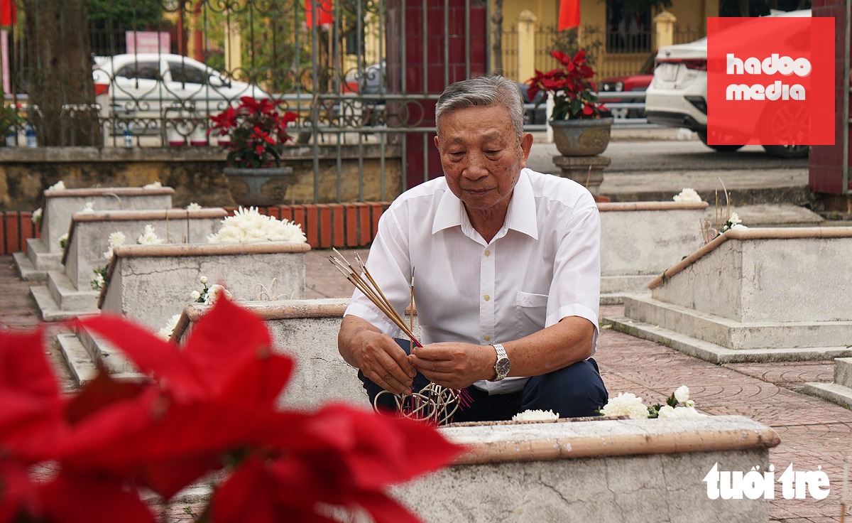 Cứ đến ngày 21-10, ông Lê Xuân Thắng lại lặng lẽ đến thắp hương tưởng nhớ cô giáo Xuân và các bạn học - Ảnh: TIẾN THẮNG