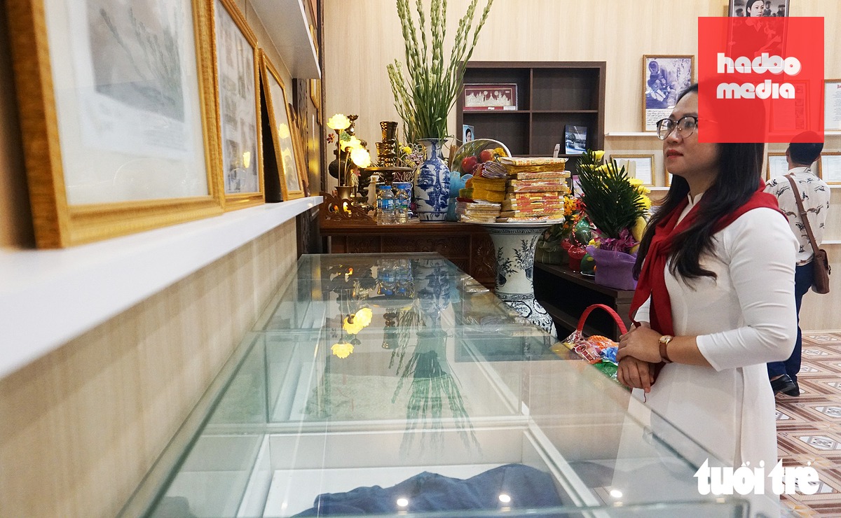 Tại phòng truyền thống của Trường THCS Tây Thụy Anh vẫn còn lưu giữ nhiều kỷ vật, hình ảnh về trận bom kinh hoàng ngày 21-10-1966 khiến cô giáo Bùi Thị Thanh Xuân cùng 30 học trò tử nạn - Ảnh: TIẾN THẮNG