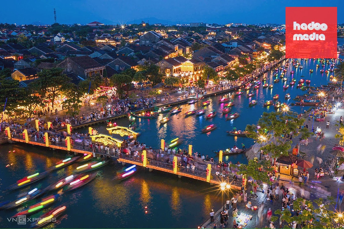 Phố cổ Hội An lung linh về đêm. Ảnh: Nguyễn Đông