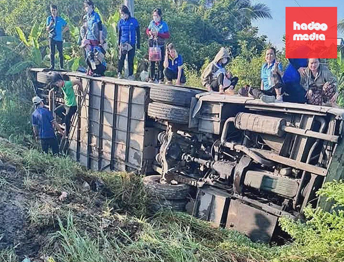 Các công nhân sau khi thoát ra ngoài. Ảnh: Phước Toàn