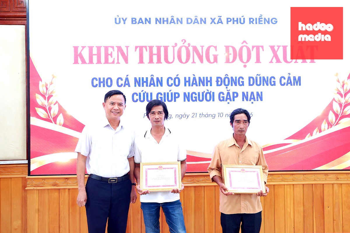 Chủ tịch UBND xã Phú Riềng (TP Đồng Nai) Nguyễn Danh Tùng trao giấy khen đột xuất cho ông Lê Văn Thủy (42 tuổi) và ông Lê Văn Xuân (44 tuổi) vì hành động dũng cảm cứu người - Ảnh: VŨ NGUYỆN