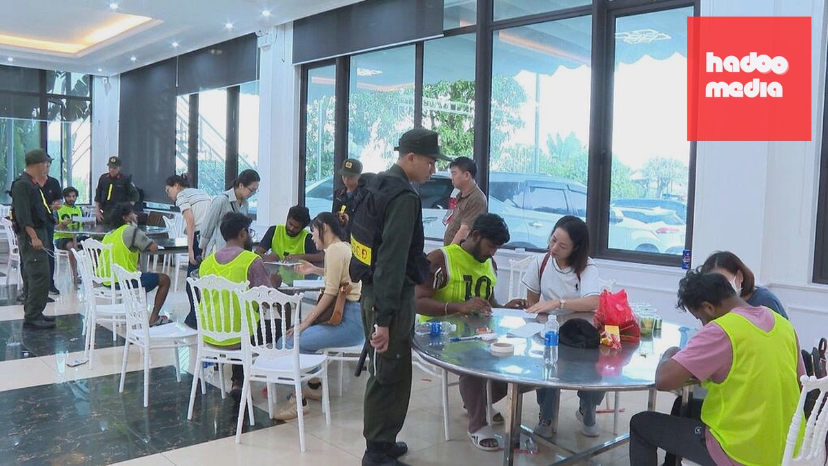 Cảnh sát phân loại nghi can để lấy lời khai. Ảnh: Lam Sơn