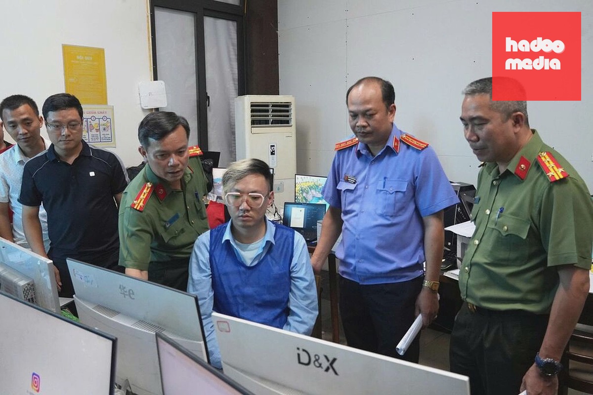Cơ quan điều tra khám xét hệ thống máy chủ ở phường Nghi Sơn. Ảnh: Lam Sơn