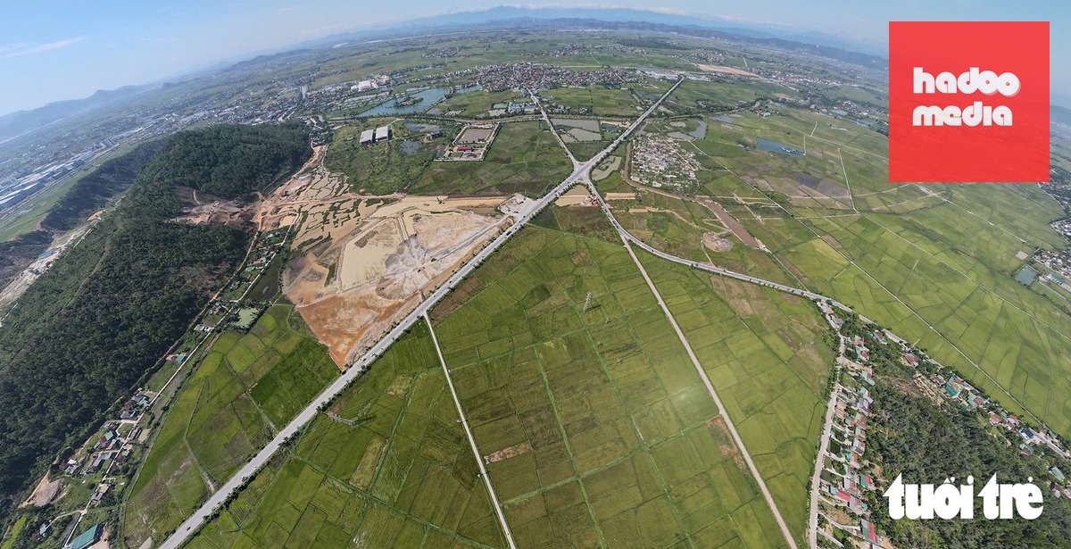 Tuyến cao tốc Vinh - Thanh Thủy có chiều dài gần 60km, đi qua 9 xã của tỉnh Nghệ An, với điểm đầu tại nút giao Hưng Tây, kết nối cao tốc Bắc - Nam và điểm cuối tại Khu kinh tế﻿ cửa khẩu Thanh Thủy, kết nối với nước Lào. Dự án có tổng mức đầu tư gần 24.000 tỉ đồng, được kỳ vọng mở ra không gian phát triển mới, tăng cường kết nối giao thương giữa Việt Nam và nước bạn Lào - Ảnh: DOÃN HÒA