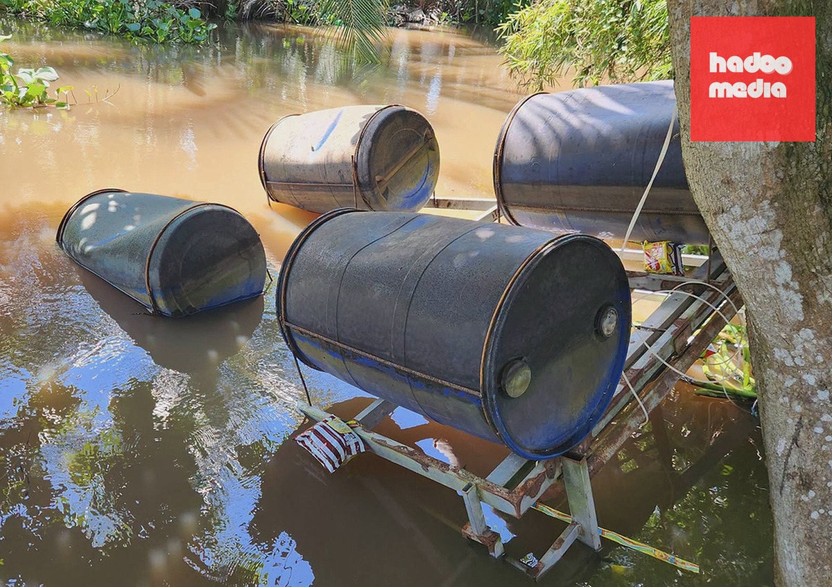 Chiếc phà chở tám học sinh bị lật, chiều 20/10. Ảnh: Văn Minh