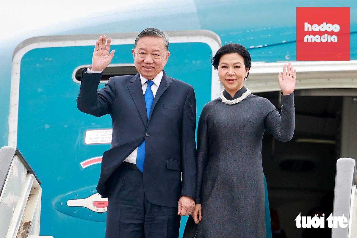 Tổng Bí thư, Chủ tịch nước Tô Lâm và Phu nhân Ngô Phương Ly tại sân bay quân sự Melsbroek, Bỉ ngày 21-10 - Ảnh: NGUYỄN KHÁNH