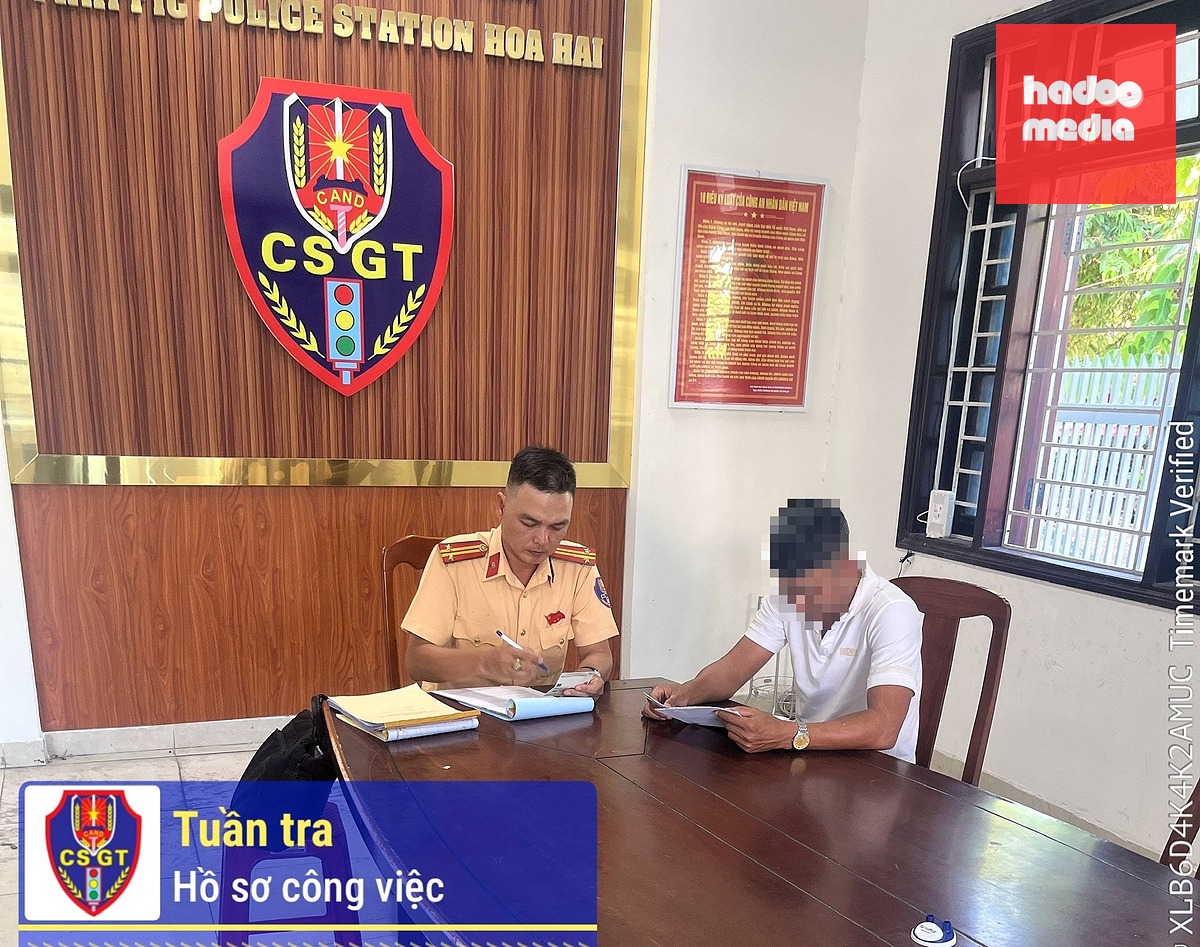 Cảnh sát giao thông xử phạt tài xế vi phạm - Ảnh: CSGT