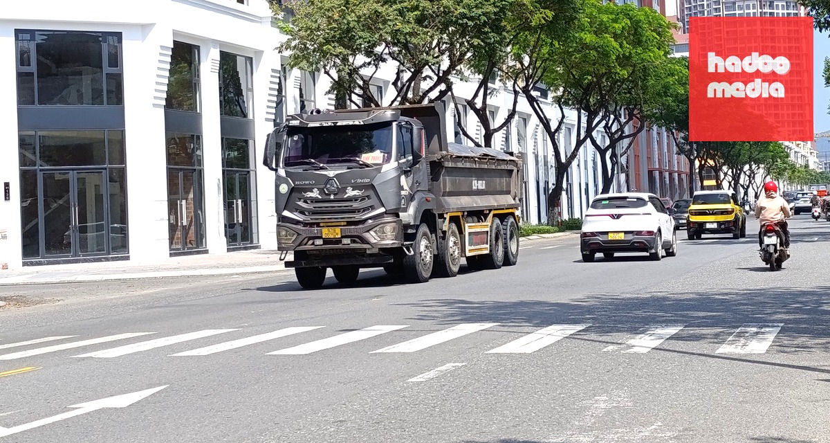 Xe ben chở đất trên kính có chữ "bình phong" - Ảnh: ĐOÀN CƯỜNG