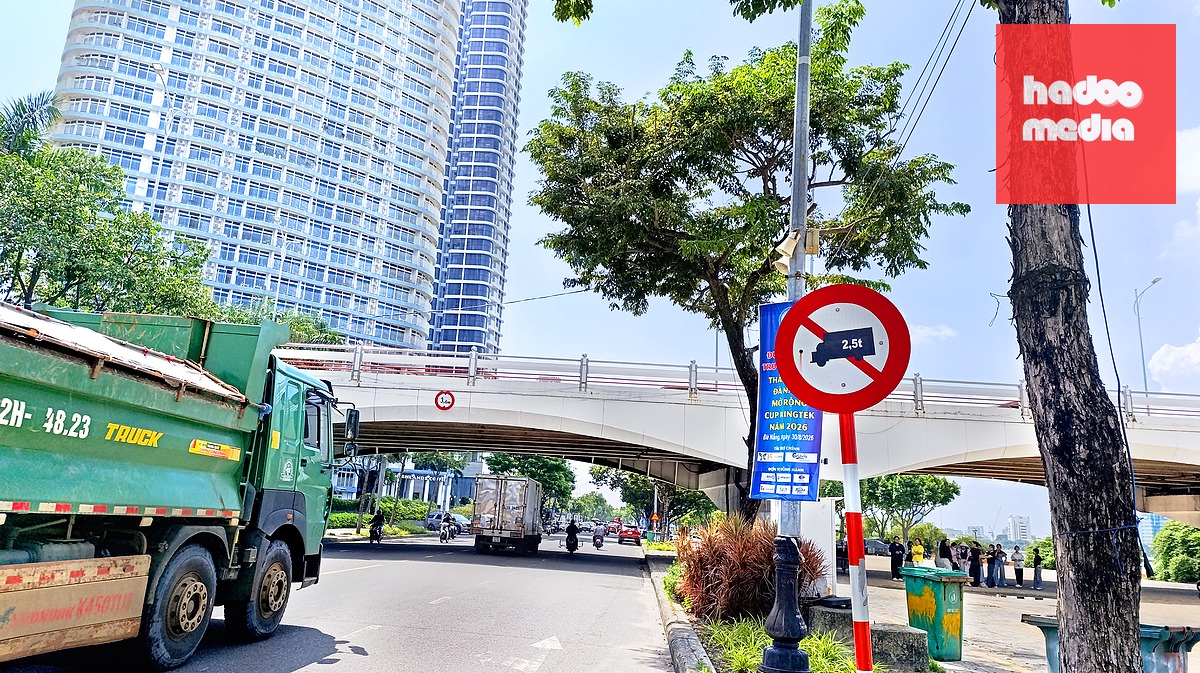 Xe ben bất chấp biển báo cấm - Ảnh: ĐOÀN CƯỜNG