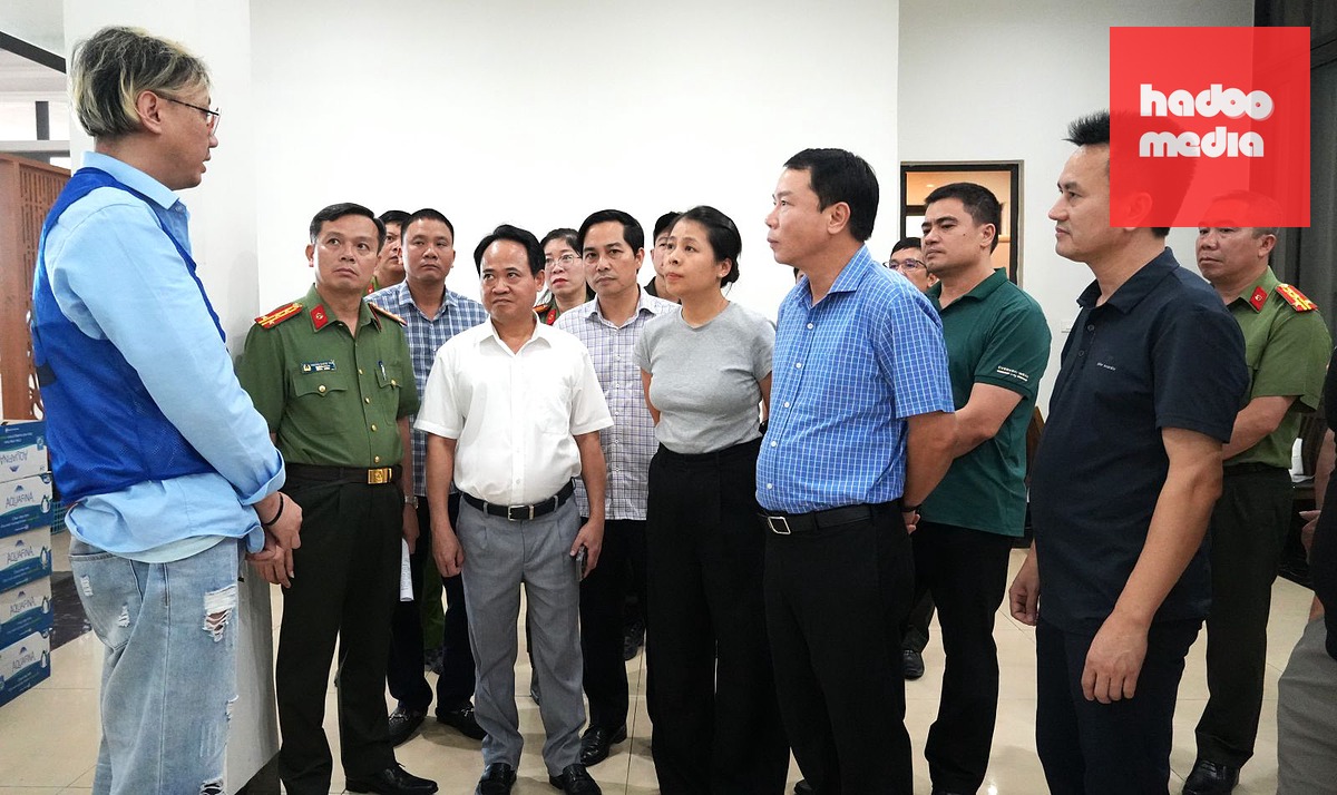 Lãnh đạo Công an tỉnh Thanh Hóa trực tiếp lấy lời khai của người cầm đầu đường dây lừa đảo (bìa trái) tại hiện trường - Ảnh: Công an tỉnh Thanh Hóa cung cấp