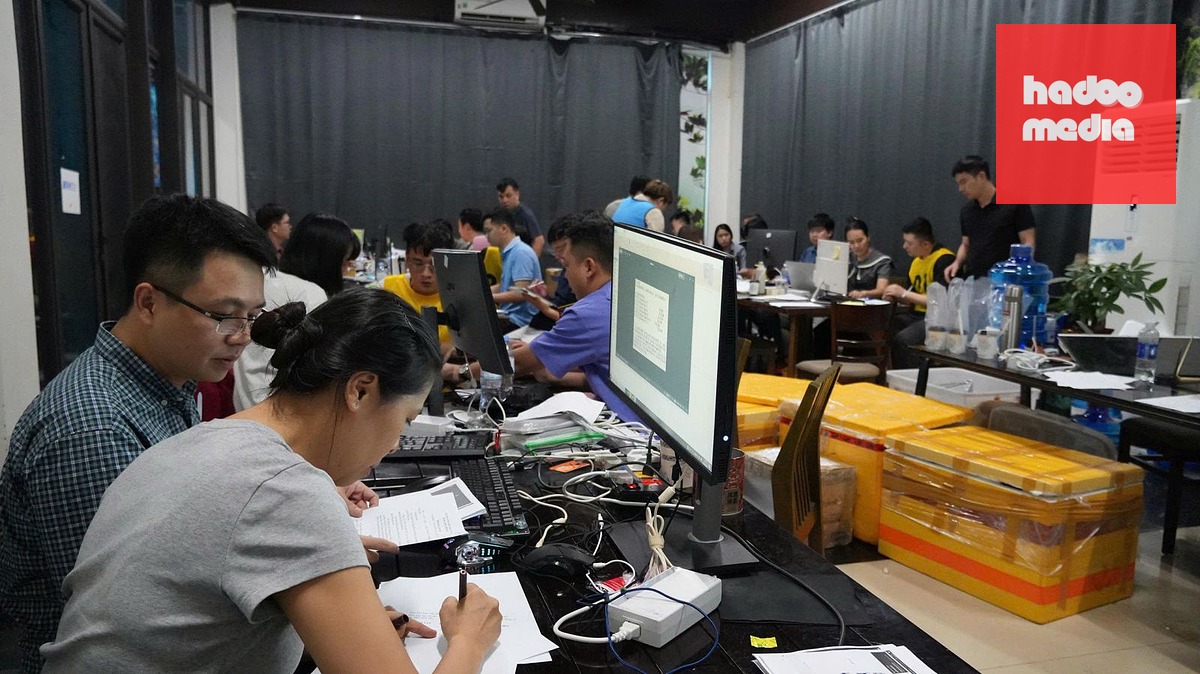 Công an tiến hành tịch thu thiết bị máy móc là tang vật vụ án - Ảnh: Công an tỉnh Thanh Hóa cung cấp