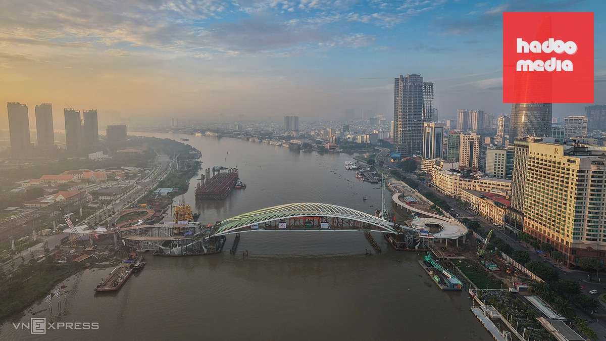 Cầu đi bộ bắc qua sông Sài Gòn khoác diện mạo mới sau hợp long