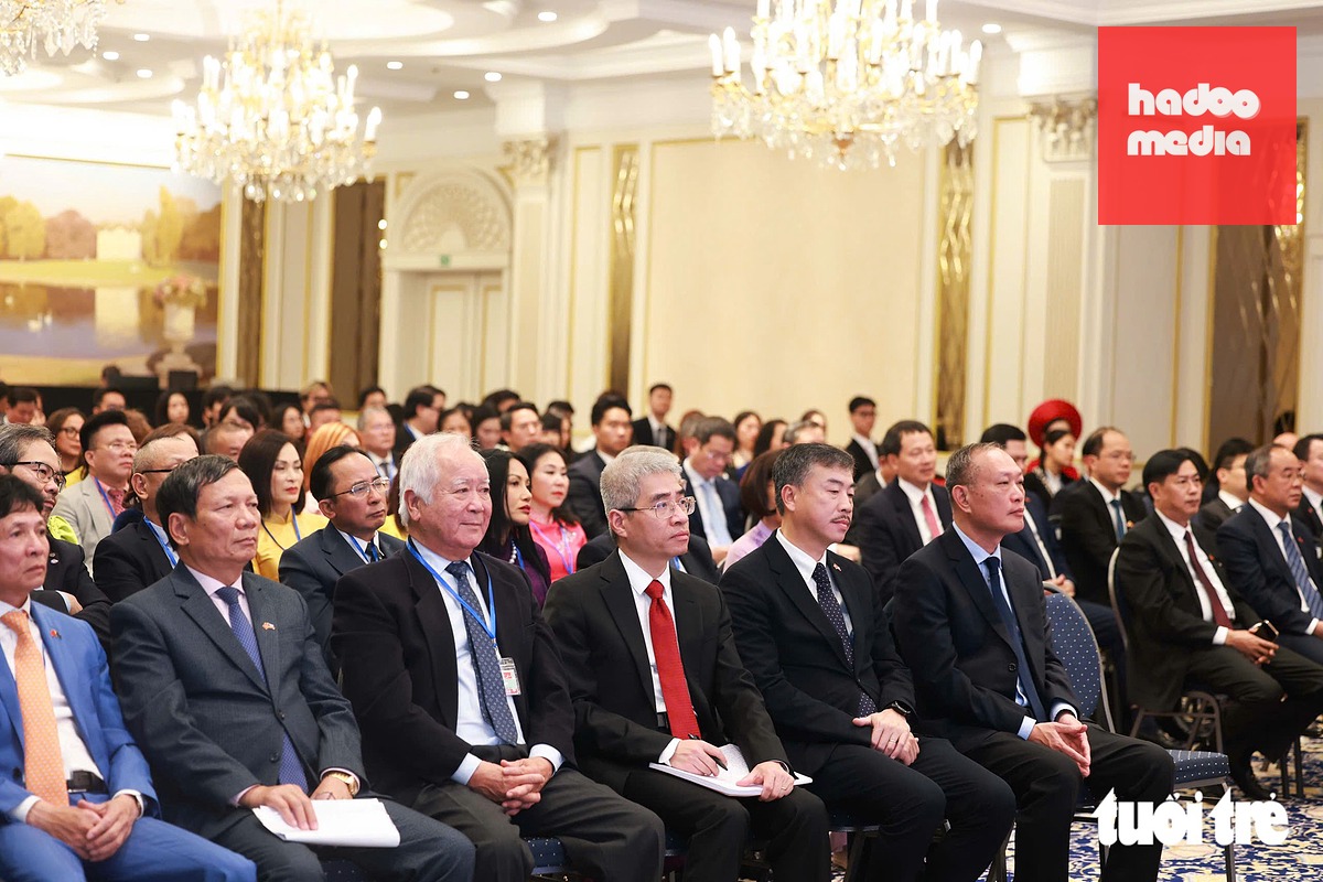 Tham dự cuộc gặp có đại sứ, trưởng cơ quan đại diện Việt Nam tại một số nước châu Âu - Ảnh: NGUYỄN KHÁNH