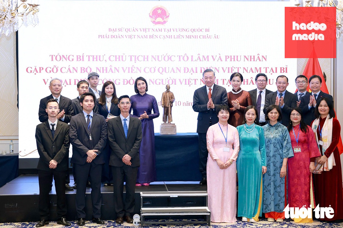 Tổng Bí thư, Chủ tịch nước Tô Lâm và Phu nhân Ngô Phương Ly tặng tượng "Bác Hồ về thăm quê" cho Cơ quan đại diện Việt Nam tại Bỉ - Ảnh: NGUYỄN KHÁNH