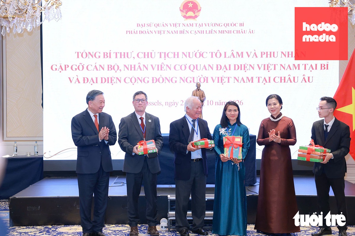 Phu nhân Ngô Phương Ly tặng một số đầu sách cho Hội người Việt Nam tại Bỉ - Ảnh: NGUYỄN KHÁNH