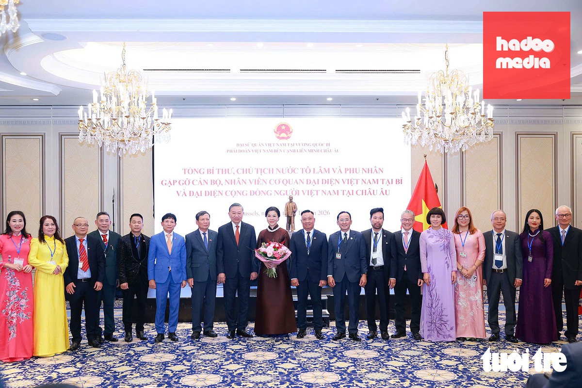 Tổng Bí thư, Chủ tịch nước Tô Lâm và Phu nhân Ngô Phương Ly chụp ảnh chung với đại diện cộng đồng kiều bào Việt Nam tại châu Âu - Ảnh: NGUYỄN KHÁNH