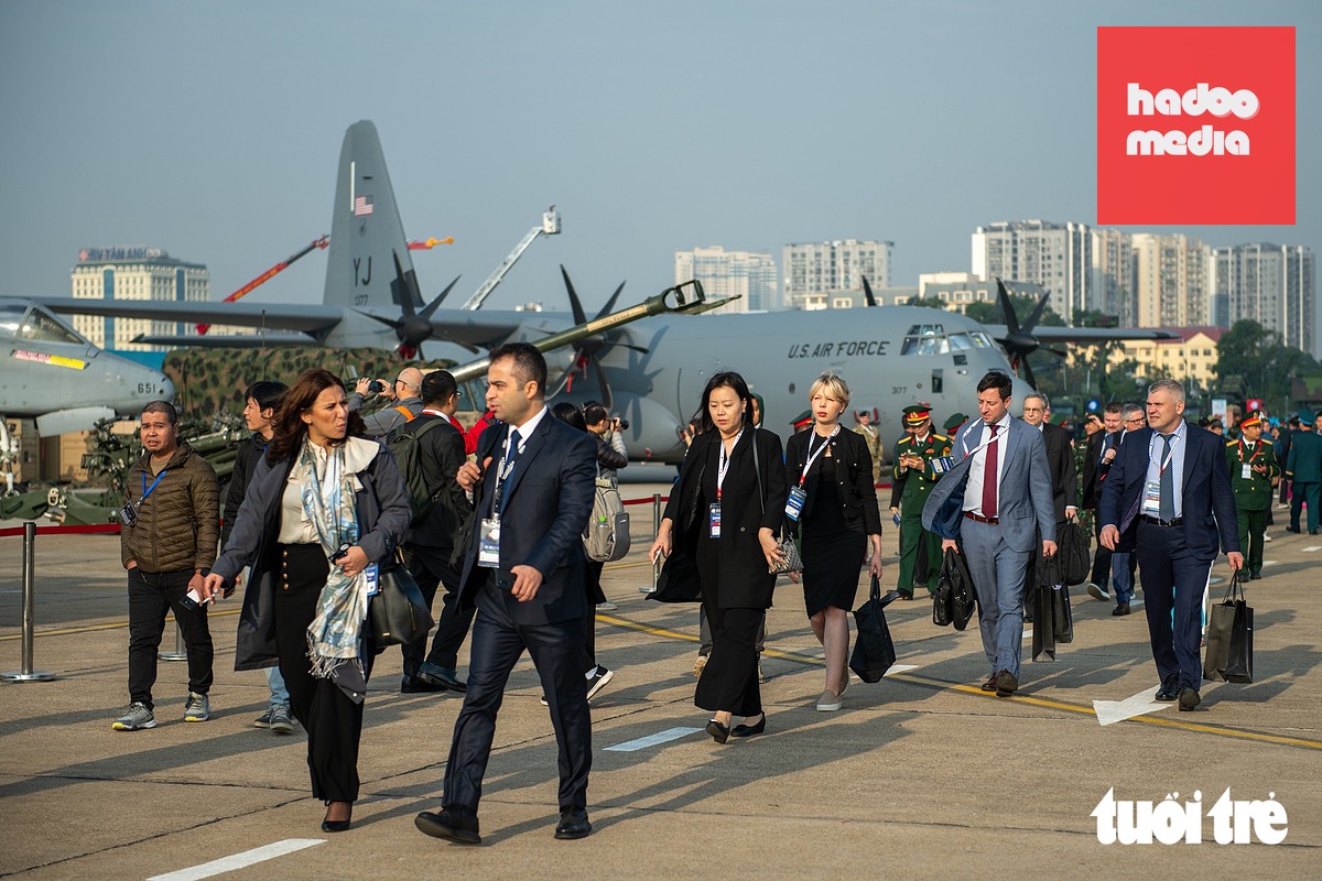 Khách quốc tế tới dự Triển lãm quốc phòng quốc tế Việt Nam năm 2024 - Ảnh: NAM TRẦN