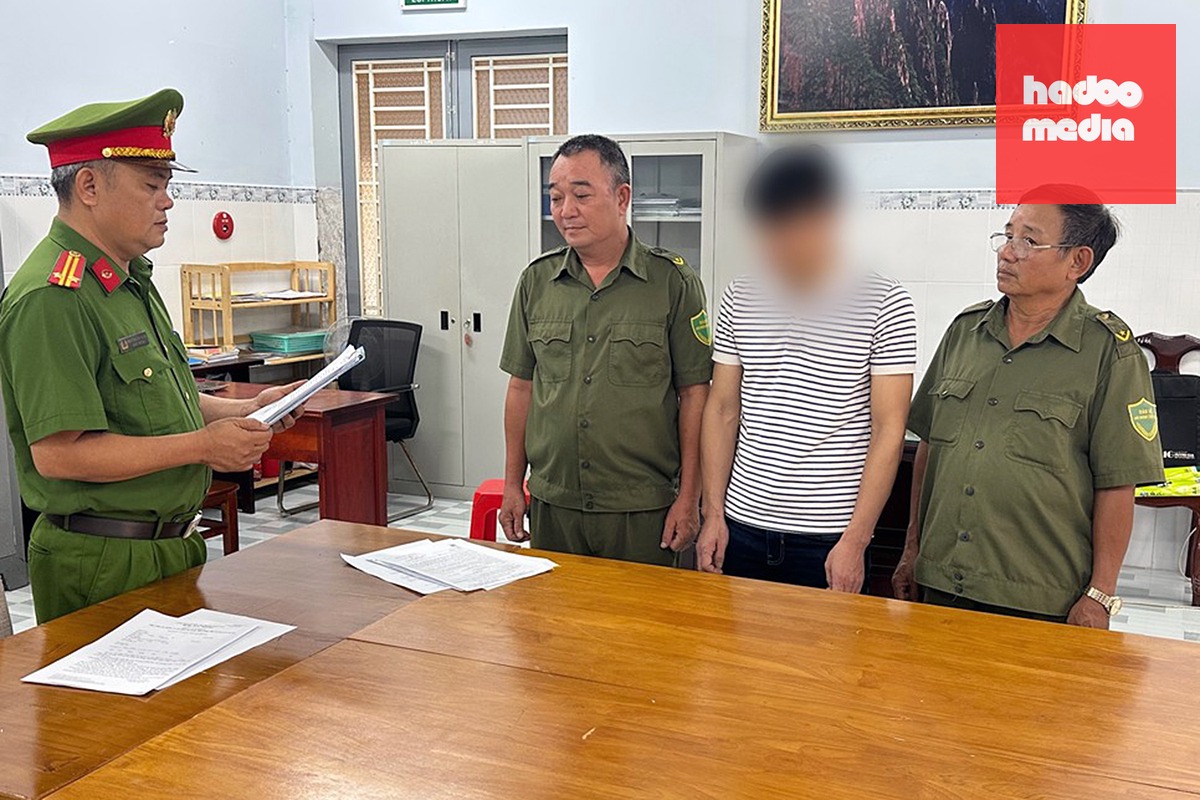 Cơ quan cảnh sát điều tra Công an TP Đồng Nai thi hành quyết định khởi tố bị can đối với N.Đ.D. để điều tra về hành vi xâm phạm quyền sở hữu công nghiệp - Ảnh: Công an cung cấp
