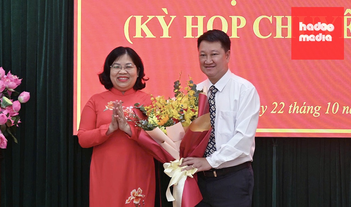 Phó chủ tịch HĐND TP.HCM Nguyễn Trường Nhật Phượng tặng hoa chúc mừng tân Chủ tịch UBND phường Bến Thành Nguyễn Ngọc Văn - Ảnh: M.T.