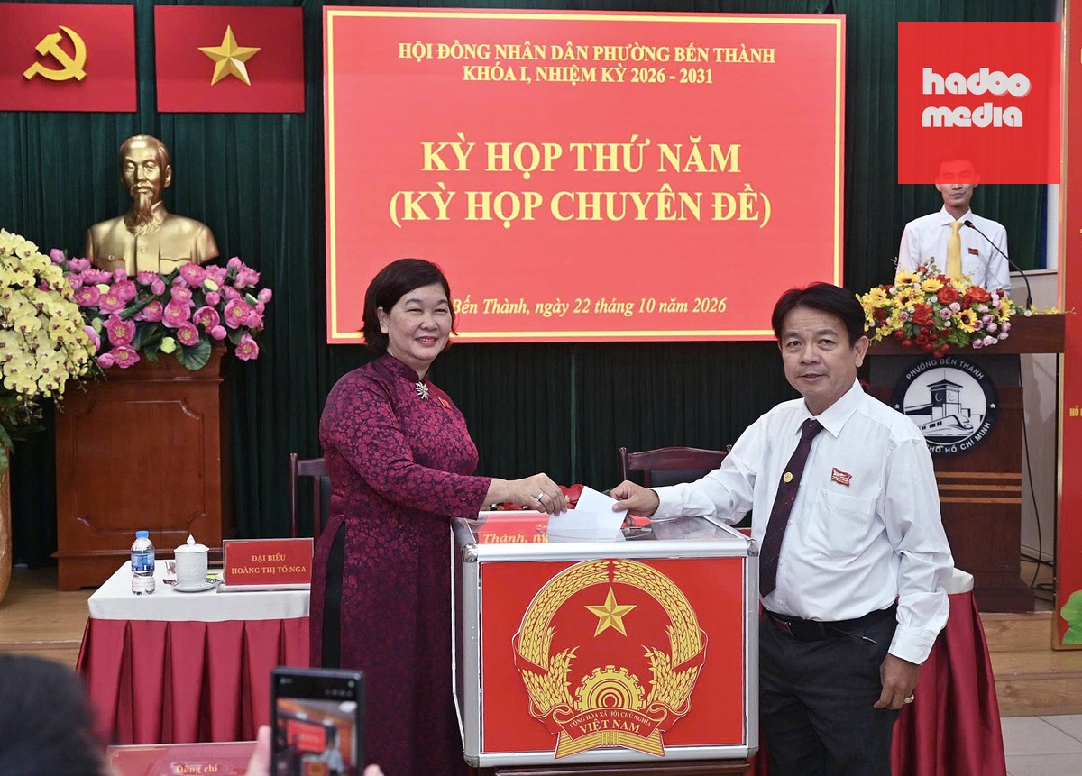 Các đại biểu HĐND phường Bến Thành bỏ phiếu kín bầu chức danh chủ tịch UBND phường - Ảnh: M.T.