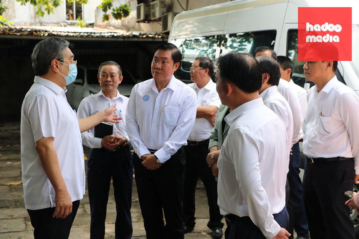 Ủy viên Trung ương Đảng, Phó bí thư Thành ủy TP.HCM, Chủ tịch Ủy ban MTTQ Việt Nam TP.HCM Nguyễn Phước Lộc (bên trái ngoài cùng) khảo sát khu đất 14 Phú Châu, phường Tam Bình - Ảnh: THU HIẾN