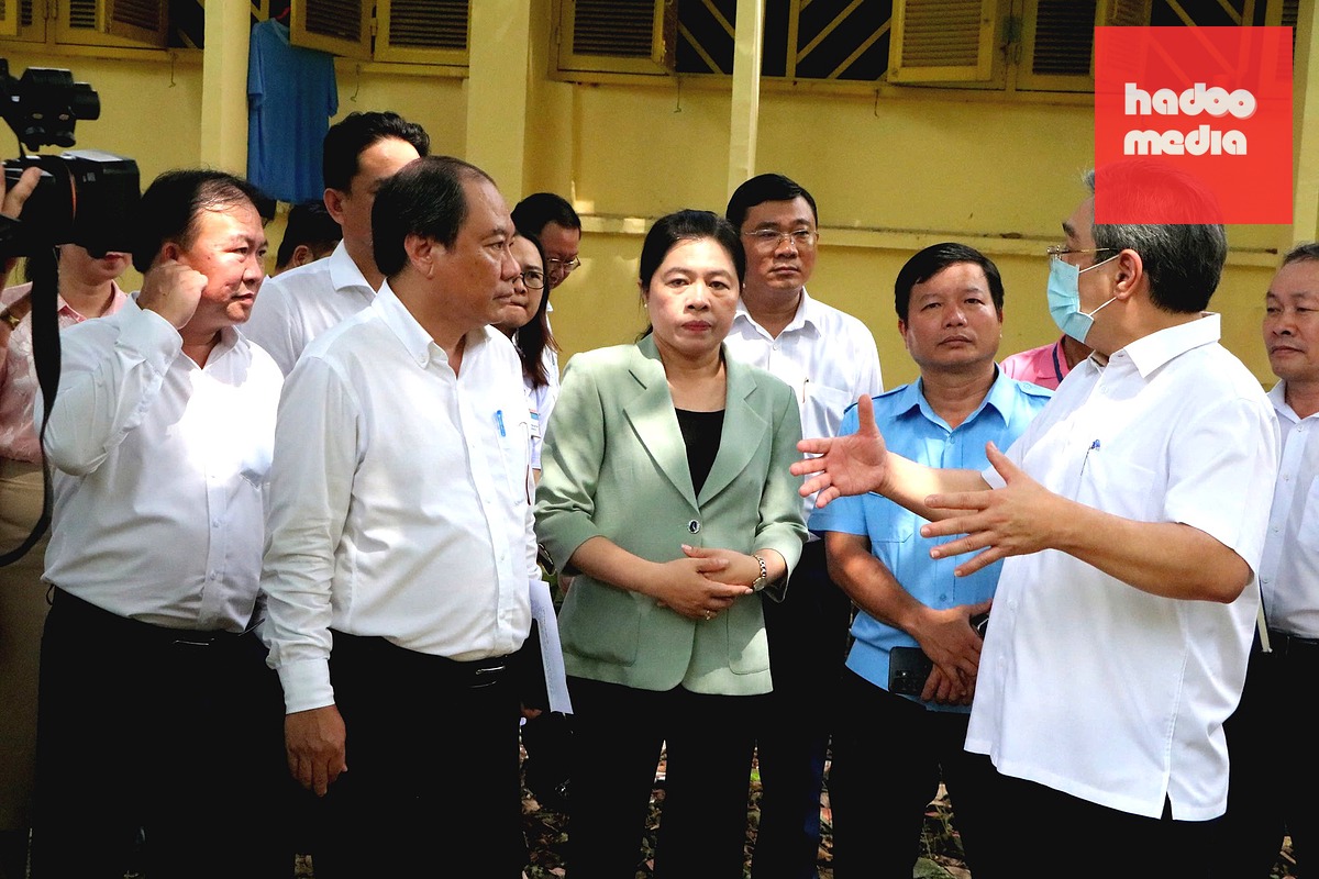 Ủy viên Trung ương Đảng, Phó bí thư Thành ủy TP.HCM, Chủ tịch Ủy ban MTTQ Việt Nam TP.HCM Nguyễn Phước Lộc khảo sát tại khu đất 37 Phú Châu được đề xuất để xây Bệnh viện Đa khoa Thủ Đức - Ảnh: THU HIẾN
