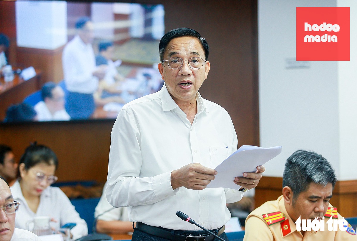 Ông Trần Quốc Khánh - Phó Giám đốc Sở Nội vụ TP.HCM - thông tin việc khai quật giám định ADN xác định hài cốt liệt sĩ tại họp báo chiều 22-10 - Ảnh: CHÂU TUẤN
