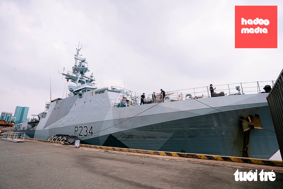 Tàu hải quân Anh HMS Spey thuộc Hải quân Hoàng gia Anh cập cảng Nhà Rồng, TP.HCM trưa 22-10 - Ảnh: THANH HIỆP