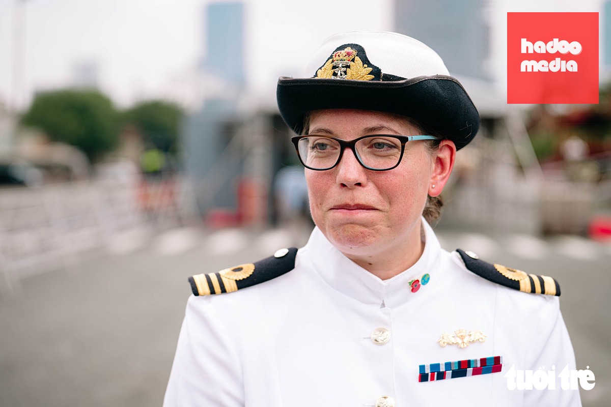 Trung tá Hải quân Helen Taylor, sĩ quan chỉ huy tàu HMS Spey tại cảng Nhà Rồng, TP.HCM ngày 22-10 - Ảnh: THANH HIỆP