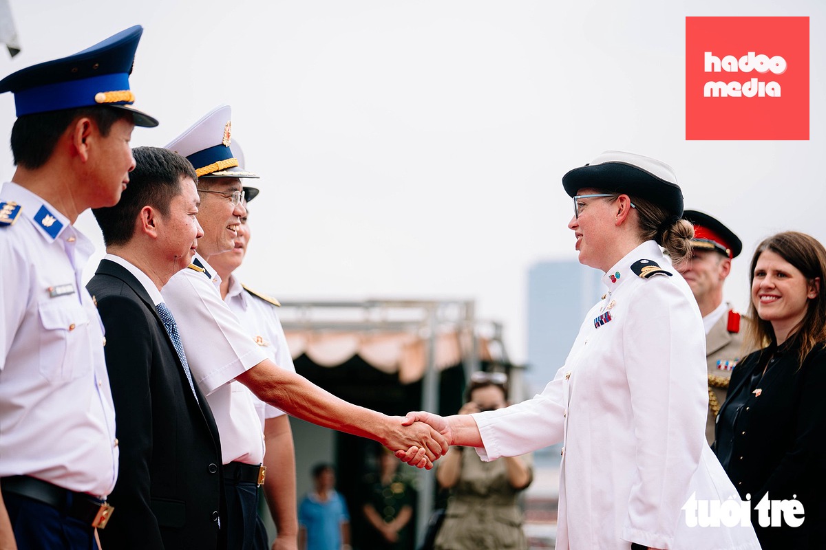 Đại tá Phạm Tiến Dũng, Phó tham mưu trưởng Bộ Tư lệnh Vùng 2 Hải quân Việt Nam, chào đón Trung tá Helen Taylor, sĩ quan chỉ huy tàu HMS Spey và đoàn đến TP.HCM - Ảnh: THANH HIỆP
