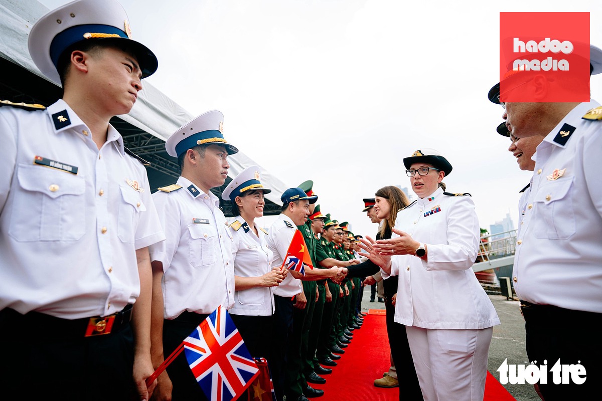 Nữ chỉ huy tàu Hải quân Anh Helen Taylor trò chuyện với từng thành viên trong đoàn đại biểu Quân đội Nhân dân Việt Nam tham gia đón đoàn - Ảnh: THANH HIỆP
