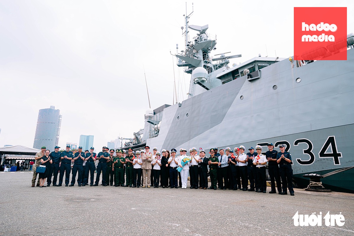 Các thủy thủ, đại biểu hai nước chụp ảnh cạnh tàu HMS Spey - Ảnh: THANH HIỆP