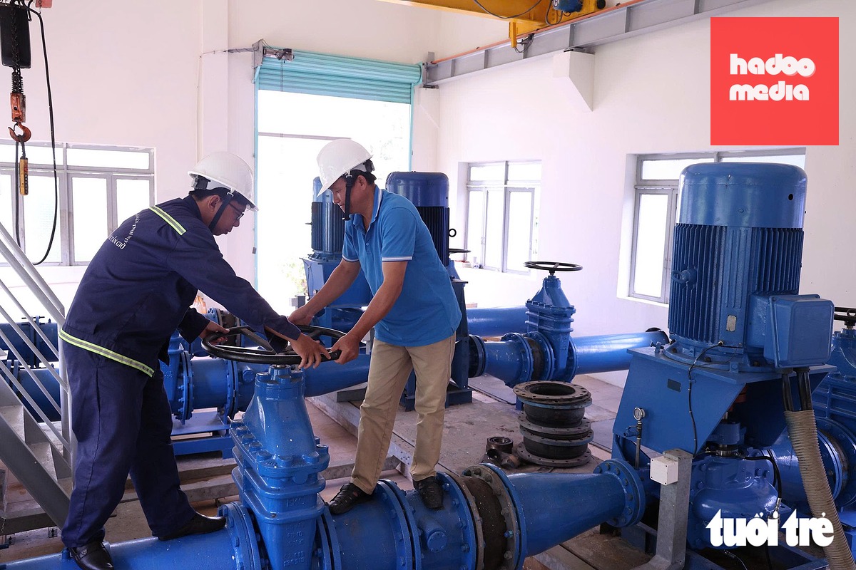 Nhân viên công ty cấp nước kiểm tra, vận hành hệ thống máy bơm và đường ống, góp phần bảo đảm nguồn nước sạch được cung cấp ổn định đến người dân xã Cần Giờ -  Ảnh: CAM LY