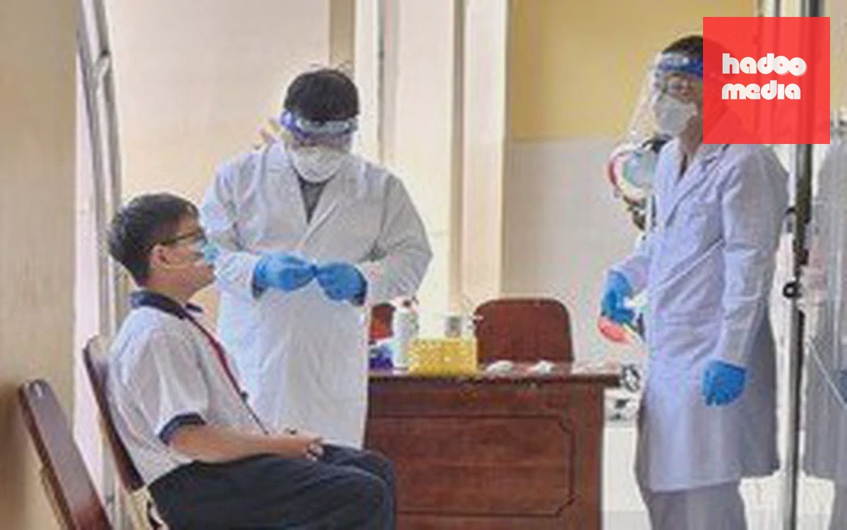 Theo chân Đội chăm sóc sức khỏe liên tục đến từng nhà giữa tâm dịch não mô cầu ở TP.HCM - Ảnh 2.