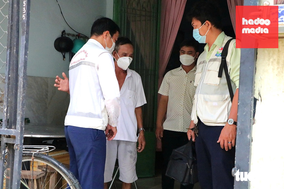Từ ngày Đội chăm sóc sức khỏe liên tục bám từng khu phố, bà con dần quen mặt, thêm tin tưởng, việc tiếp cận, hướng dẫn phòng bệnh cho người dân cũng dễ dàng hơn - Ảnh: THU HIẾN
