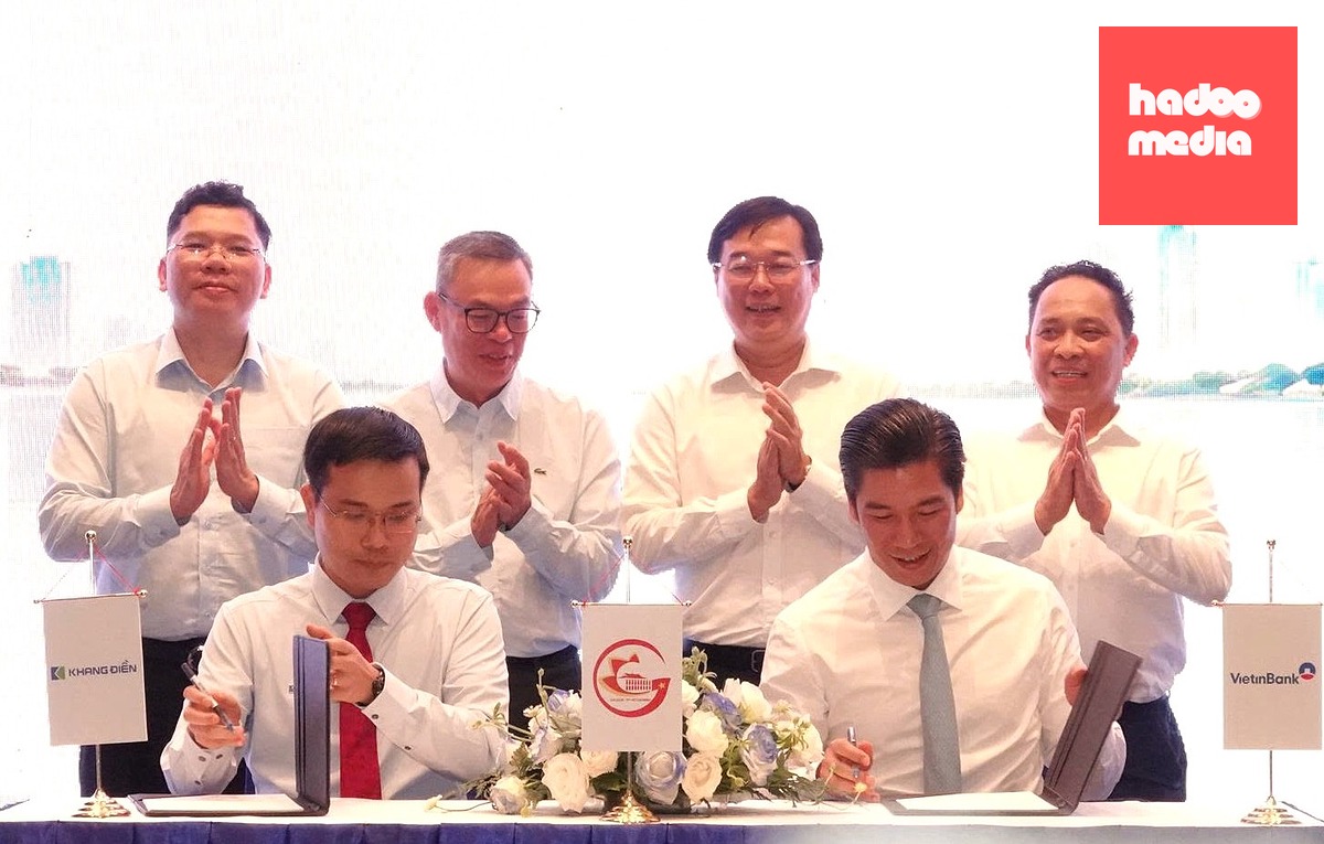 Phó bí thư thường trực Thành ủy TP.HCM Lê Quốc Phong, Phó chủ tịch UBND TP.HCM Hoàng Nguyên Dinh chứng kiến đại diện 2 đơn vị ký kết hợp đồng vay cho dự án chỉnh trang khu Mả Lạng, chợ Gà - Gạo - Ảnh: ANX