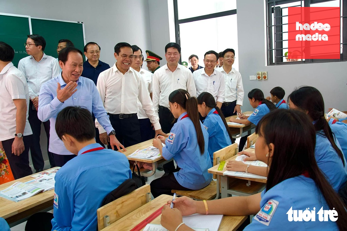 Phó thủ tướng Lê Tiến Châu thăm lớp học Trường phổ thông nội trú liên cấp tiểu học và THCS Anh Sơn, Nghệ An - Ảnh: TÂM PHẠM