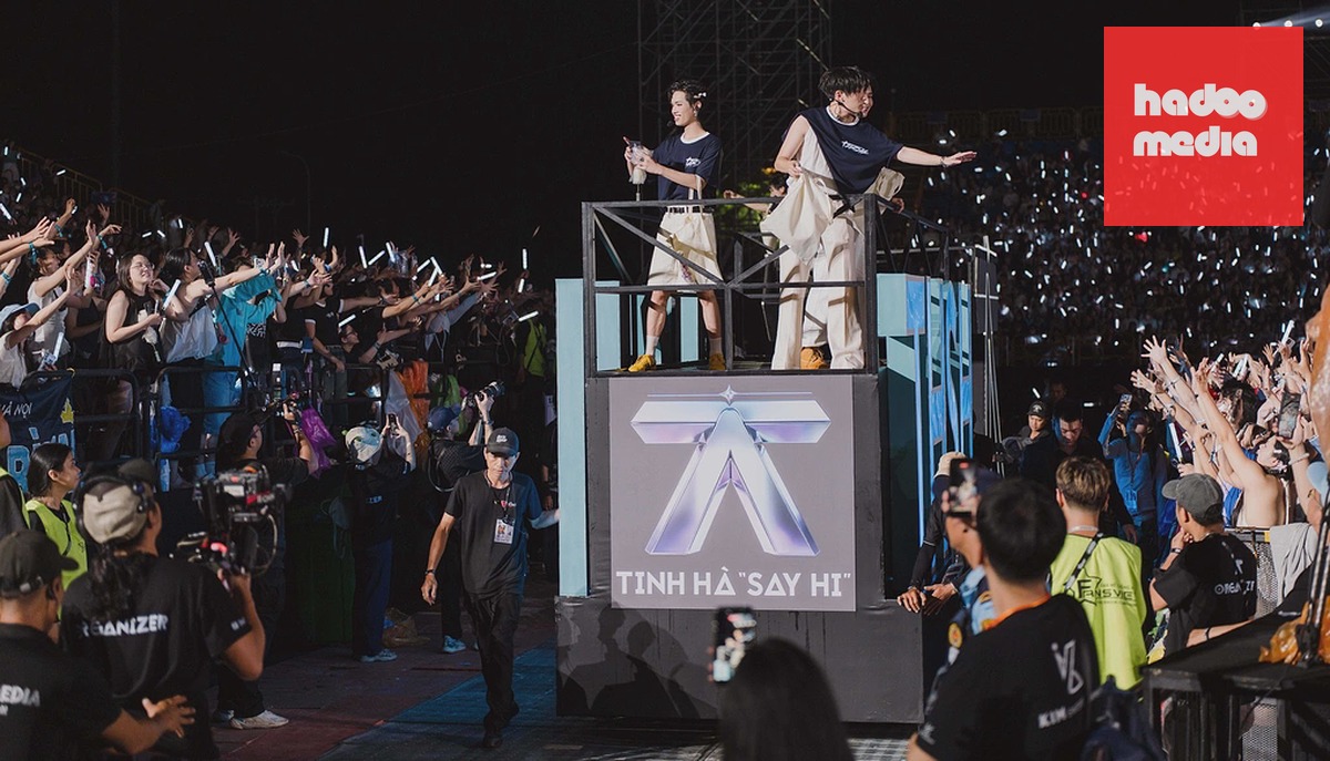 Các nghệ sĩ đang giao lưu với người hâm mộ trong concert Tinh Hà "Say Hi". Ảnh: DVV