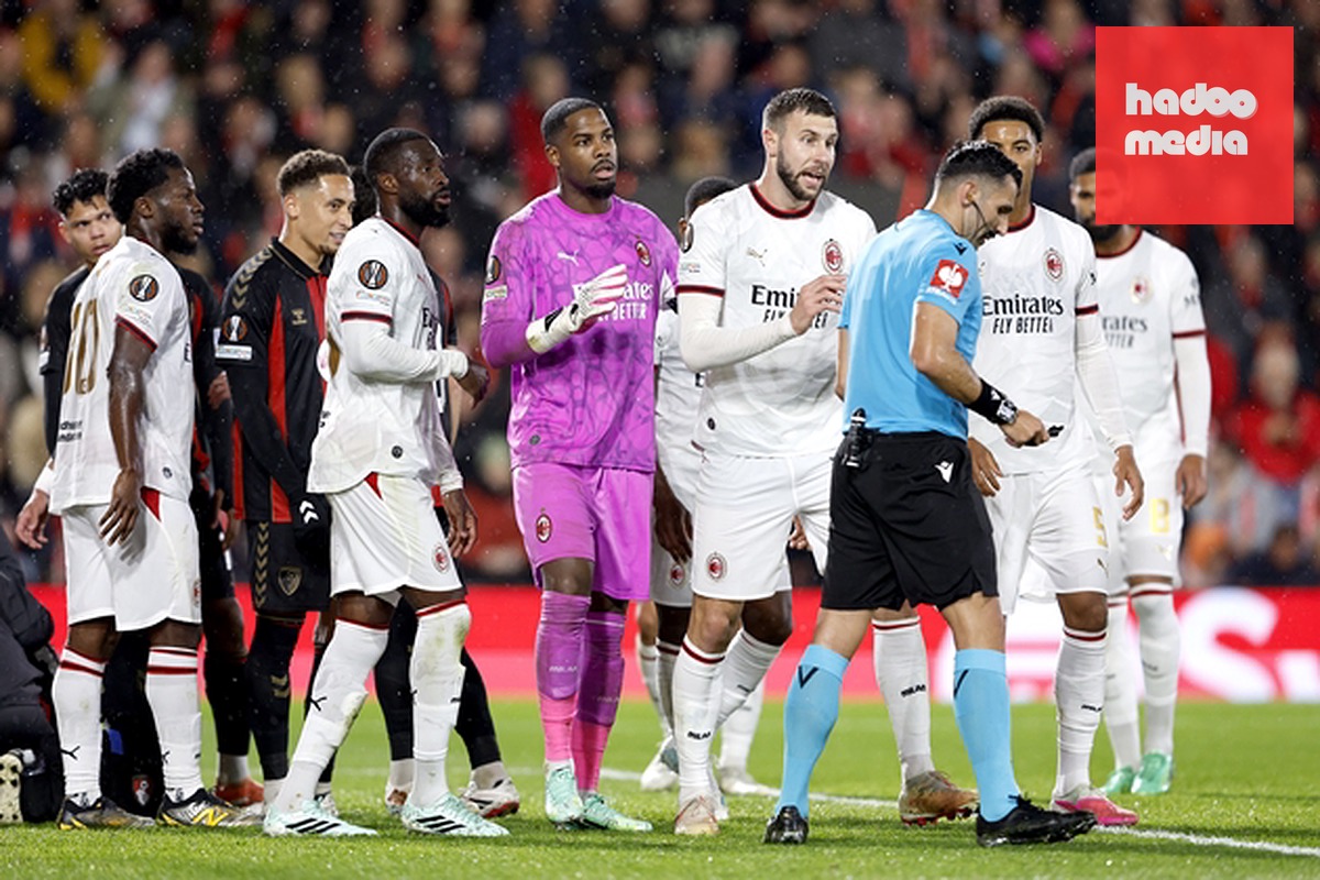 Mike Maignan dính thẻ đỏ từ sớm khiến AC Milan gặp khó. Ảnh: EPA/DAVID CLIFF