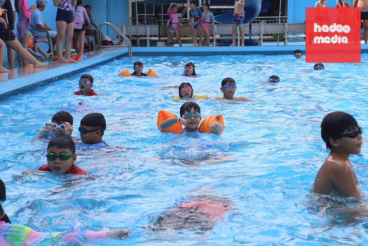TP.HCM đề xuất hỗ trợ tiền học bơi cho học sinh tiểu học - Ảnh: ĐỨC KHUÊ